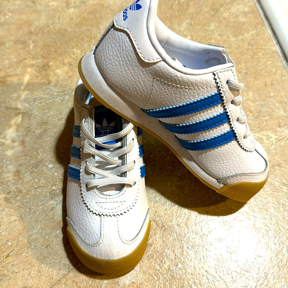 Kid tennis shoes